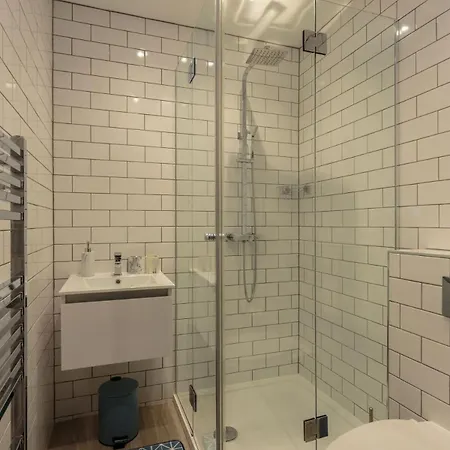 Old Town Modern Retreat - Near The Castle *