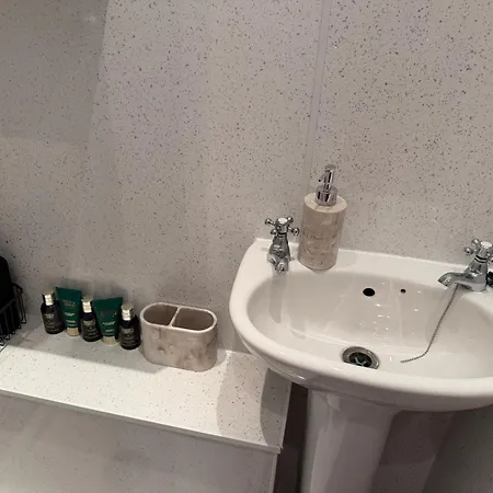 Luxurious Victorian 3 Bed Flat In The Heart Of *