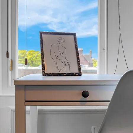 Victorian Apartment, Walk To Old Town, Sleeps 8 * Edinburgh