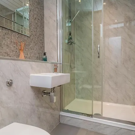 Bright Floor Haven Modern 2br In - Pass The Keys 아파트 *