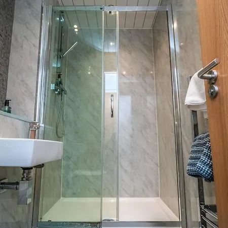 Bright Floor Haven Modern 2br In - Pass The Keys *