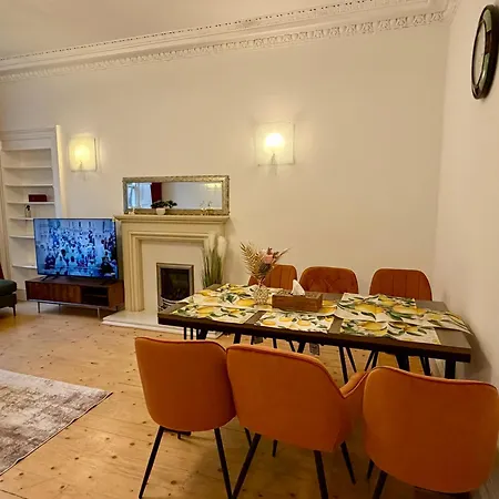 Luxurious Victorian 3 Bed Flat In The Heart Of *