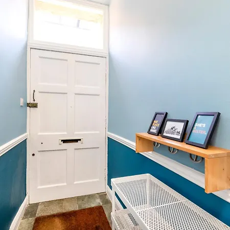 Refined 2-bed Flat With Classic Charm *