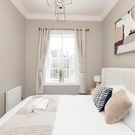 1 Bed In The Heart Of Grassmarket With Castle Views 에든버러
