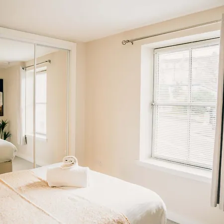 Modern 2 Bed With Parking * Edinburgh