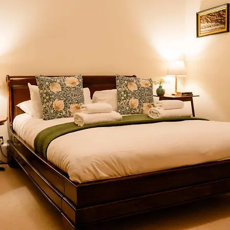 1 Bedroom In Historic Georgian Townhouse