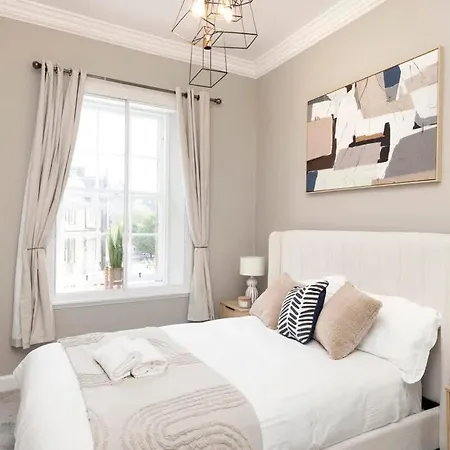 1 Bed In The Heart Of Grassmarket With Castle Views * Edinburgh