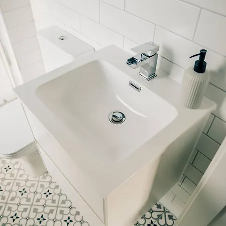 Апартаменты Modern 2 Bed With Parking *