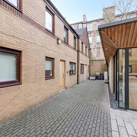 Meadow Court Apartment *
