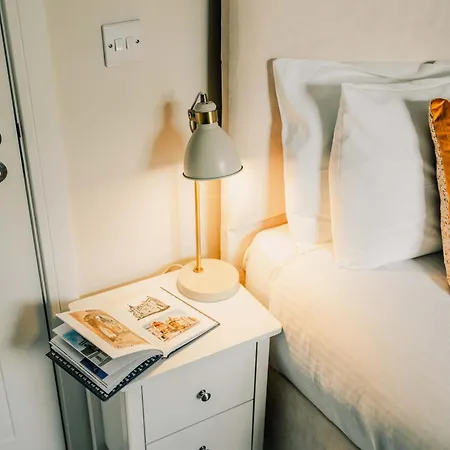 Апартаменты Modern 2 Bed With Parking