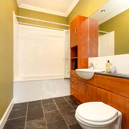 Apartment Stylish Southside Flat Near Old Town *