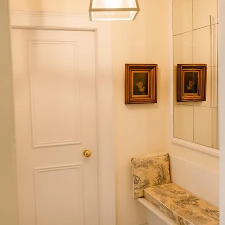 1 Bedroom In Historic Georgian Townhouse *