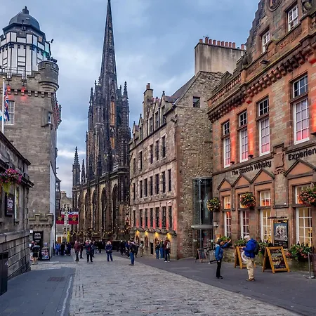 Apartment Bright Floor Haven Modern 2br In - Pass The Keys *