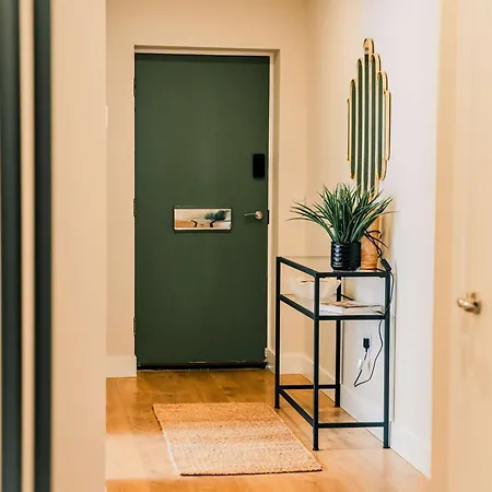 Апартаменты Modern 2 Bed With Parking Эдинбург