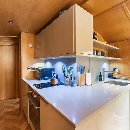 - Houseboats 4*