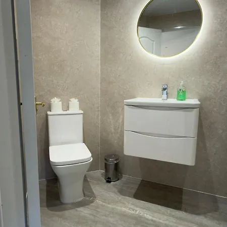Fettes - Homely 2bd In Quiet Development דירה