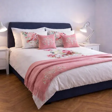 Royal Mile Excellent Location 3rd Floor No Lift Appartement *