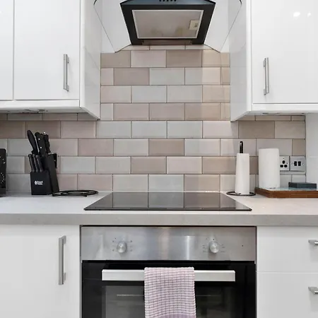 Apartment Modern Sleeps 6 *
