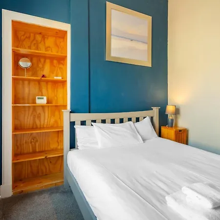 Апартаменты Bright 1 Bedroom Near Centre