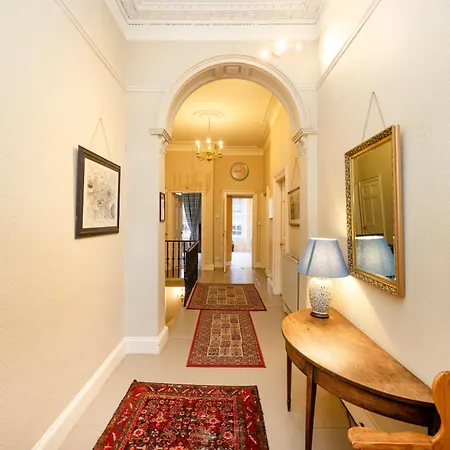 Charming Georgian In The Centre Apartament