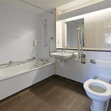 Travelodge Dreghorn 3*
