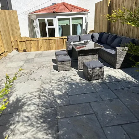 Dreghorn House 5 B-rooms 9 Beds 3 Toilets 2 Showers,1 Bath 2 Receiption Secure Free Parking 233 Wifi