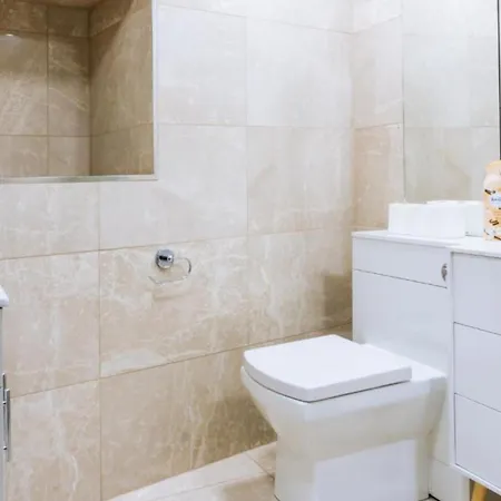 Apartamento Homely 3 Bedroom In The Heart Of *