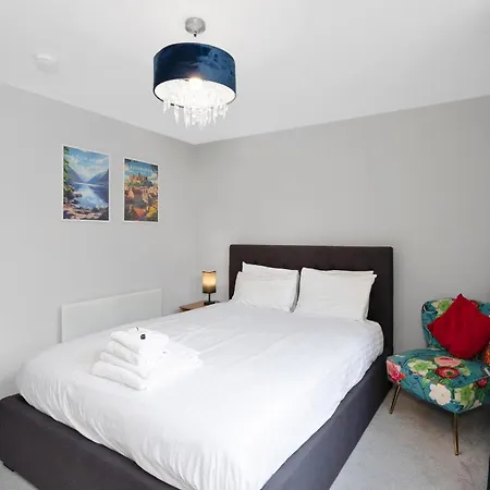 Spacious 4br Centre W/ Free Parking