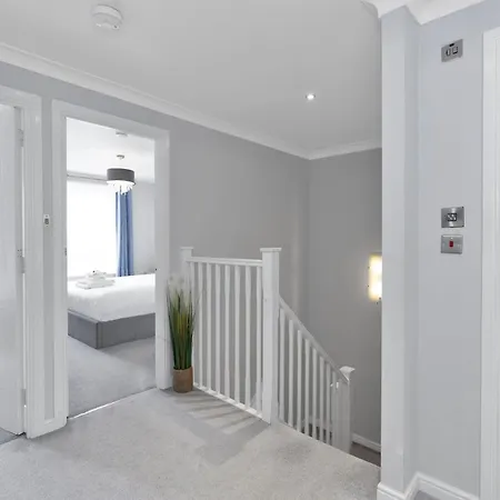 Spacious 4br Centre W/ Free Parking 公寓 *