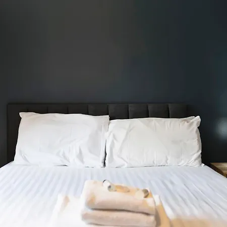 Spacious 4br Centre W/ Free Parking *