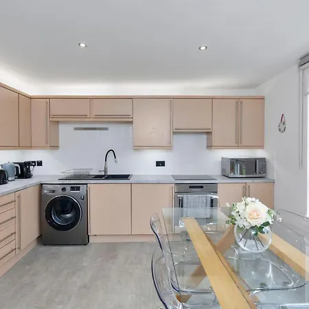 Spacious 4br Centre W/ Free Parking Appartement