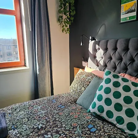 Double With Shared Bathroom Near The Shore And Tram Гостевой дом Эдинбург