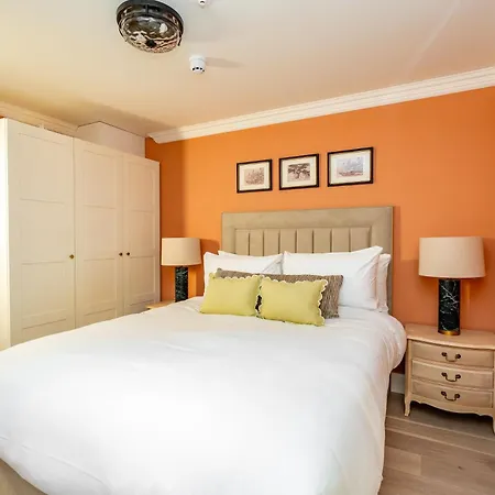 Dragon Luxury At Rutland Square Apartment