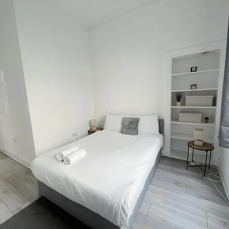 Modern Montgomery Apartament