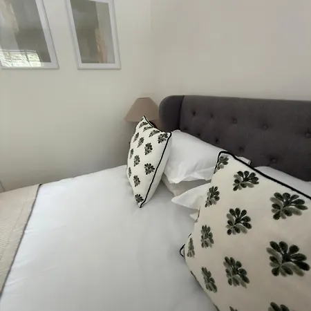 Lux 2 Bedroom Ground Floor Apartment Edinburgh