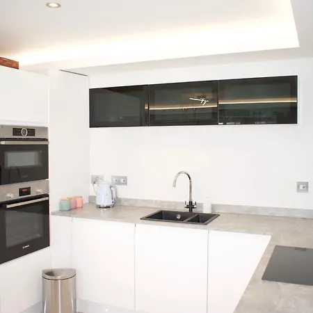 Bright 1 Bedroom Centre With Historic Twist Nyaraló *