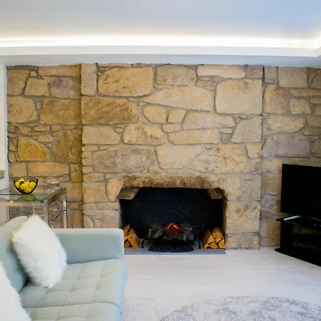 Bright 1 Bedroom Centre With Historic Twist *