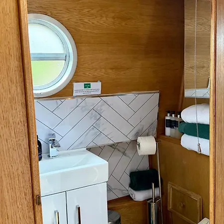 - Houseboats 4*