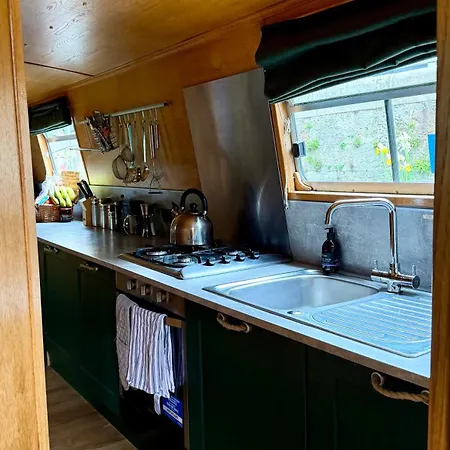 - Houseboats 4* Edinburgh