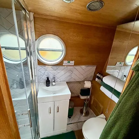 - Houseboats Botel 4*