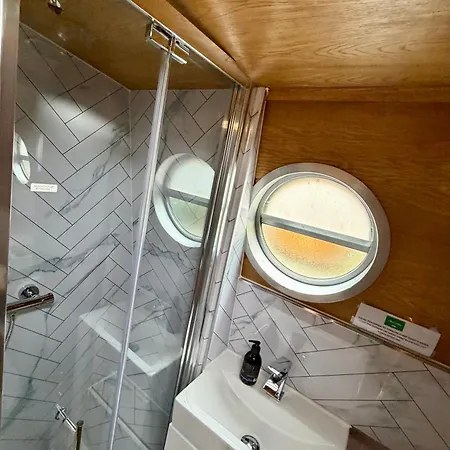 - Houseboats Botel 4*