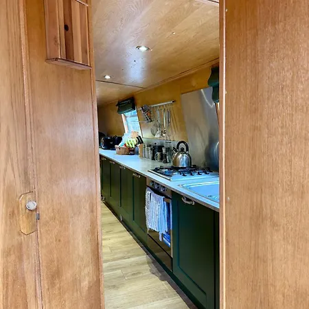 - Houseboats 4*
