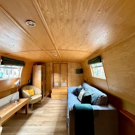 - Houseboats Botel
