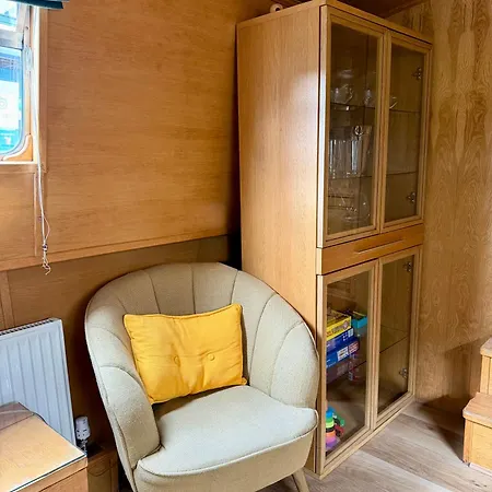 - Houseboats Botel 4*