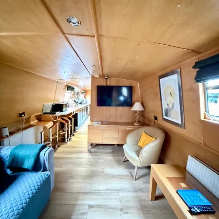 - Houseboats 4*