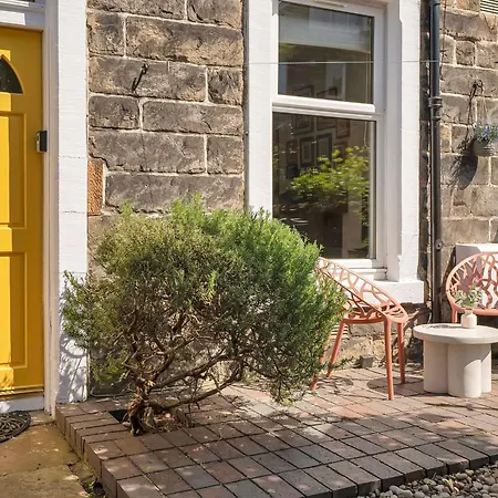 Cozy With Character Vibrant Style Flat At Leith Links Park Édimbourg