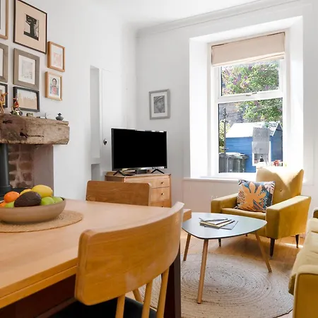 Cozy With Character Vibrant Style Flat At Leith Links Park
