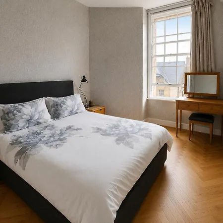 Royal Mile Excellent Location 3rd Floor No Lift Lejlighed *