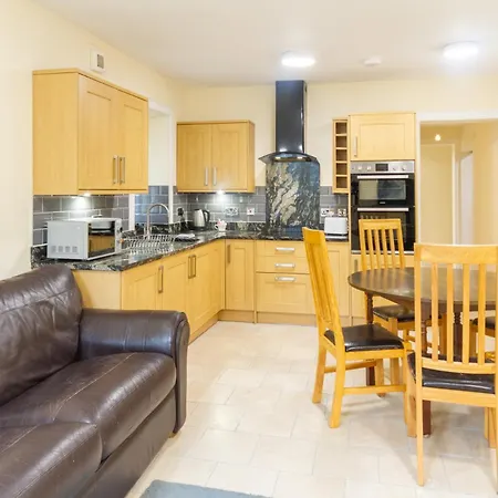 아파트 Homely 3 Bedroom In The Heart Of *
