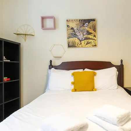 아파트 Homely 3 Bedroom In The Heart Of